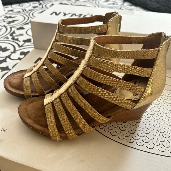 Gold sofft shoes . Wedges - Picture 3 of 7
